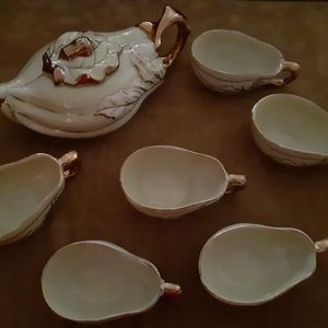 Adornment tea with 4 cups.